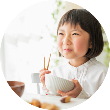 白米を食べる子供